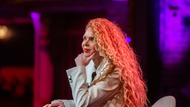 Schrijfster Roxane van Iperen verkozen tot Taalstaatmeester 2021