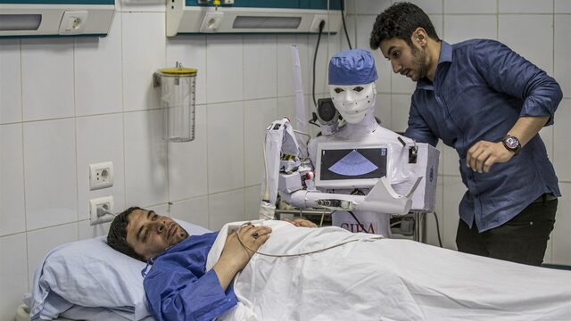 De zorgrobot vervangt het zorgpersoneel niet, maar ondersteunt het