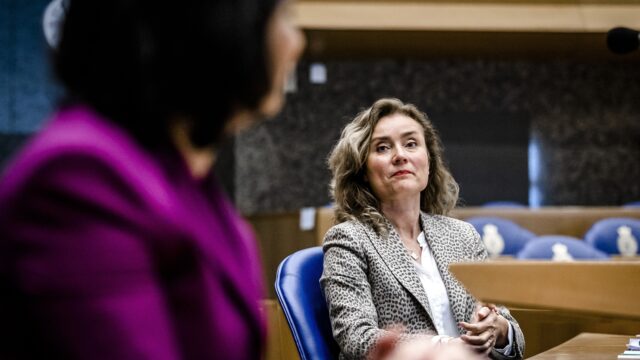 Teleurstelling na vertrek oud-Kamervoorzitter Arib: 'Ze is wel echt ongeduldig geweest'