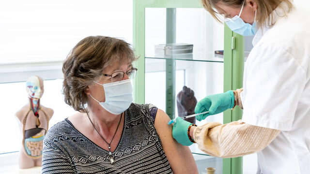 Huisarts Rotterdamse volkswijk roept De Jonge op: regel vaccinatiebussen