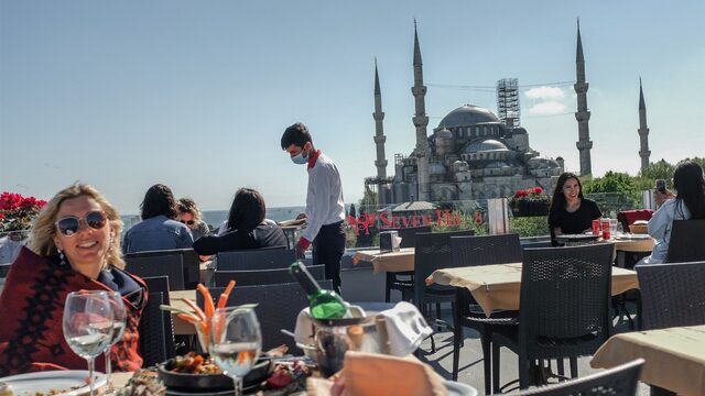 In Turkije ontslagen omdat je op de foto staat met alcohol