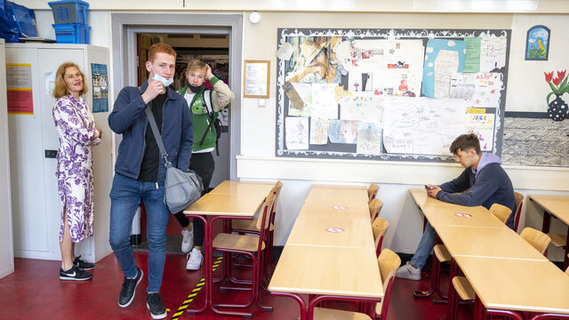 Kinderarts Karoly Illy: 'Scholen die dichtblijven doen kinderen ellende aan'