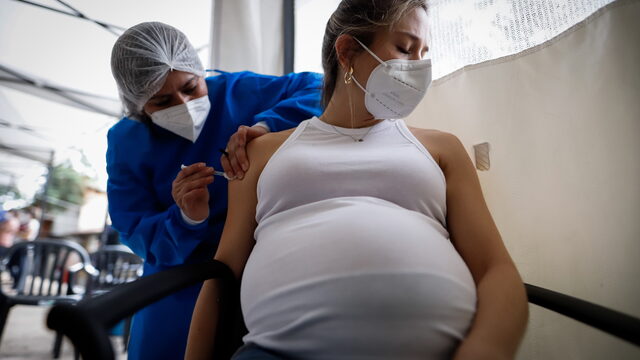 Steeds meer ongevaccineerde zwangeren in het ziekenhuis: 'Ze zijn zo kwetsbaar als een 60-jarige met overgewicht'