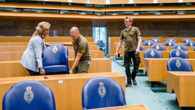 Kamervoorzitter Vera Bergkamp neemt afscheid van het oude parlementsgebouw