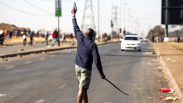 'Je hoeft maar een lucifer bij Zuid-Afrika te houden en de boel ontvlamt'