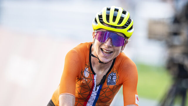 Verraste wielrenster Van Vleuten denkt goud te winnen, maar krijgt zilver