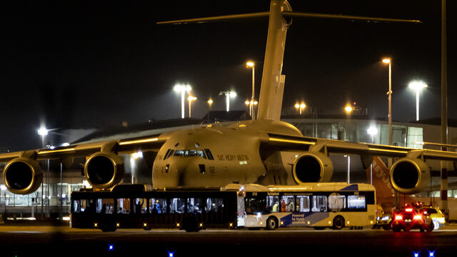 Nederlandse evacués uit Kabul geland op Schiphol