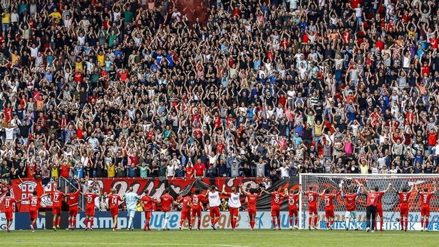 Stand.nl: 'Minister De Jonge moet ingrijpen zodat de coronamaatregelen in voetbalstadions wel worden nageleefd'