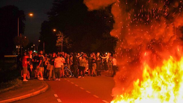 Burgemeester Ede vaardigt noodbevel uit na protesten tegen Afghaanse vluchtelingen : 'Verdrietig, boos en ik schaam me'