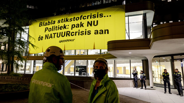 Actievoerders Greenpeace beklimmen Tweede Kamer gebouw
