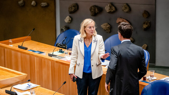 Tweede Kamer kritisch over chaotische evacuatie uit Afghanistan: 'Het kabinet heeft gefaald'