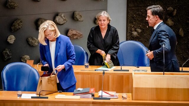 Defensieminister Bijleveld (CDA) treedt af na crisisberaad partijtop