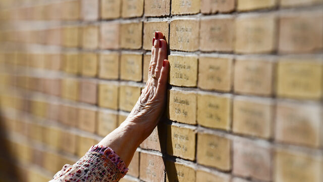 Nieuw Holocaust Namenmonument onthuld: 'Steeds meer aandacht voor persoonlijke verhalen van elk slachtoffer'
