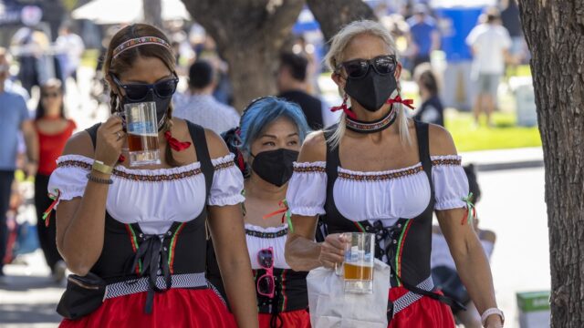 Het Oktoberfest is terug, maar waar laat je het mondmasker?
