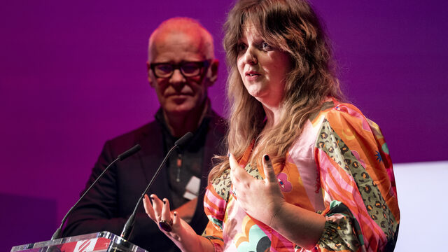 Elke Vierveijzer sleept cabaretprijs in de wacht: 'Ik schuw de zware thema's niet'