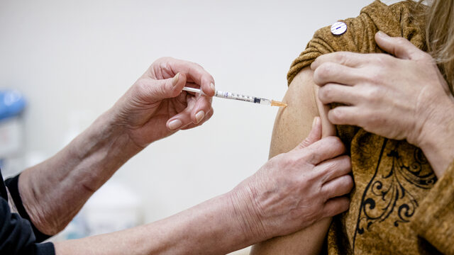 Huisartsen in Urk gaan zelf vaccins aanbieden vanwege lage vaccinatiegraad