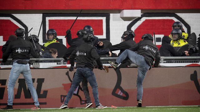 Burgemeesters dreigen met intrekken vergunning bij aanhoudend voetbalgeweld