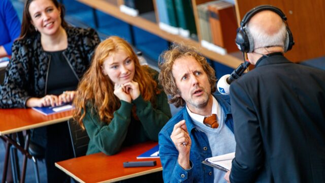 Deze BN'ers doen mee aan het Groot Dictee der Nederlandse Taal 2022