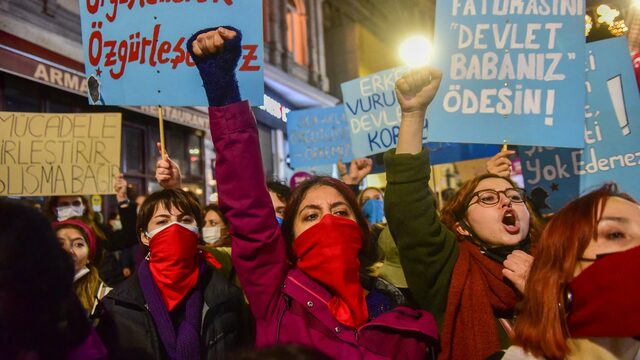 Turkse politie beëindigt protest tegen geweld tegen vrouwen: 'Kritiek op regering wordt niet getolereerd'