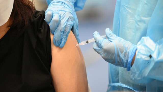 OMT-lid De Jong: Vaccinatieplicht tijdelijk wel proportioneel