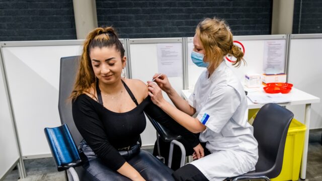 Nieuwe ronde coronavaccinatie: 'Noodzakelijk om bestaande afweer op te peppen'