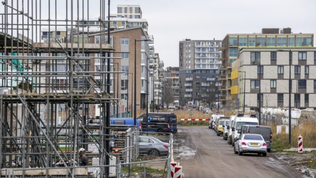 Steeds meer huizen op herrie-plek problematisch? 'Jaarlijks overlijden honderd mensen door lawaai'