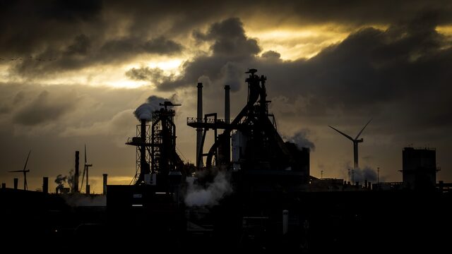 Grote vervuilers overhandigen klimaatplan aan Milieudefensie: 'De klimaatcrisis dwingt ons om actie te ondernemen'