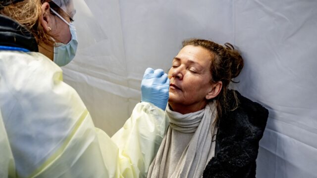 Testen en vaccineren niet meer nodig: 'Je kan nog altijd longcovid oplopen na een besmetting'
