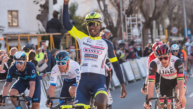 Biniam Girmay eerste Afrikaan die wielerklassieker wint