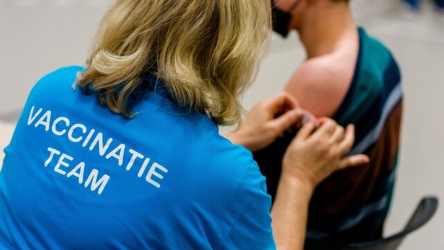 Inhaalslag voor HPV-vaccinatie: hoeveel gezondheidswinst levert het op?