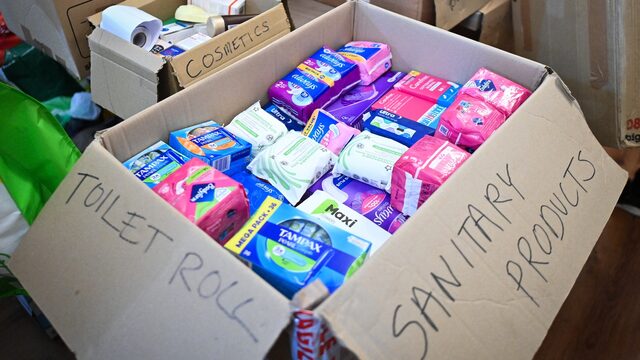 Steeds meer menstruatiearmoede: 'Als ik niet genoeg maandverband kan kopen, blijven ze gewoon thuis'