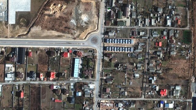 New York Times: doden Boetsja lagen er weken, blijkt uit satellietbeelden