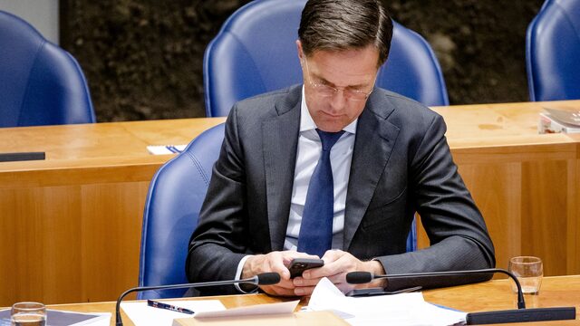 'Focus eens op écht belangrijke dingen in plaats van de Nokia van Rutte'