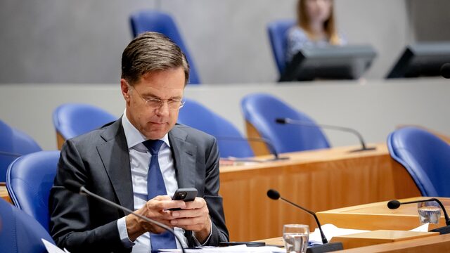 Kabinet debatteert over sms-gate: 'De oppositie spuugde vuur'