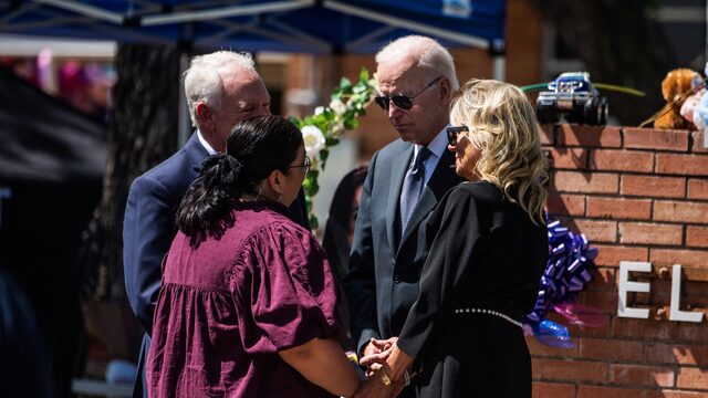 Joe en Jill Biden troosten nabestaanden in Uvalde: 'Veel meer kan hij in de realiteit niet doen'