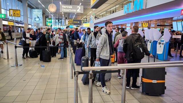 Reisorganisaties wachten op telefoontje Schiphol: 'Klanten willen weten of de reis doorgaat'