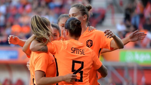 'Meeste vrouwen voetballen nog tegen onkostenvergoeding'