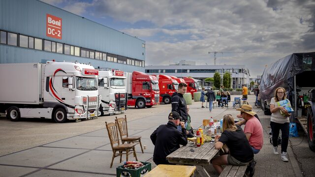 Boeren houden blokkades distributiecentra supermarkten in stand