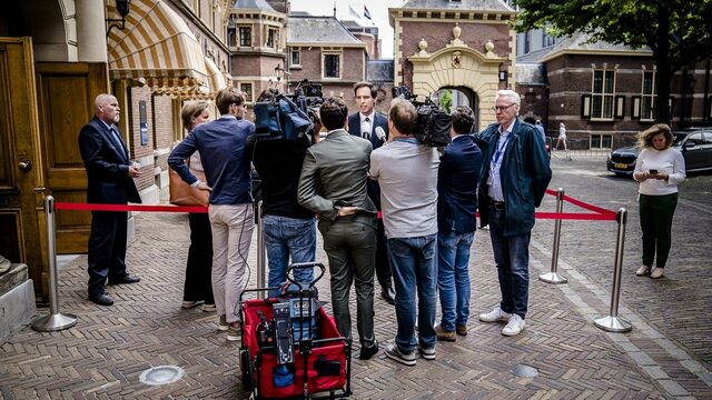 Loopt de Haagse pers te veel aan de leiband van de macht?