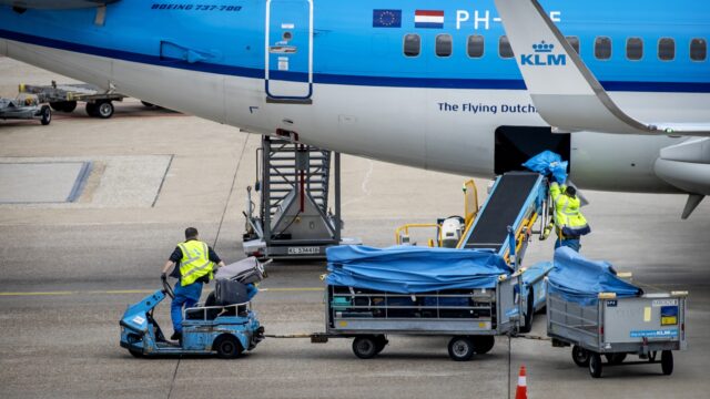 FNV start namens bagage- en cargomedewerkers schadeclaimprocedure tegen Schiphol