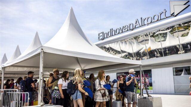 Rijbegeleiders en een kraam met worstenbroodjes. Hoe vergaat het Eindhoven Airport?