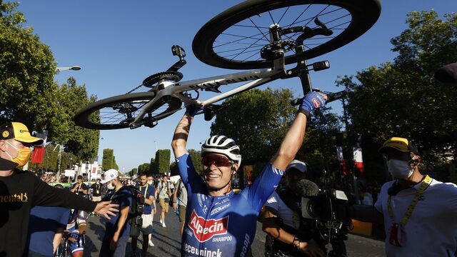 Philipsen steelt de show op de Champs-Élysées, champagne voor Vingegaard