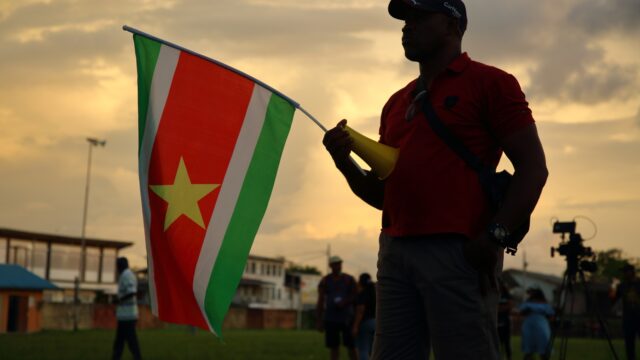 Waarom vertrekken veel Surinaamse jongeren naar Nederland?