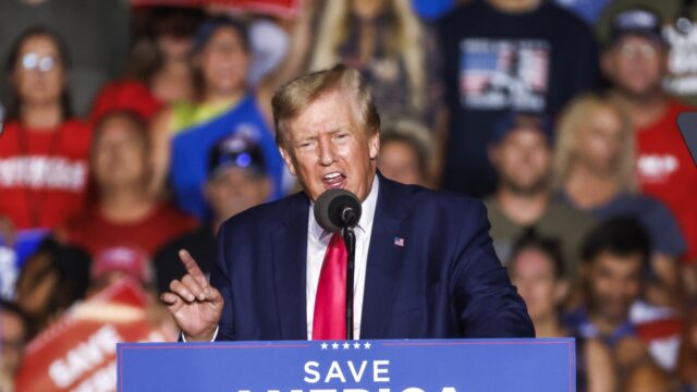 Trumps villa doorzocht door FBI: 'Kan grote politieke implicaties hebben'