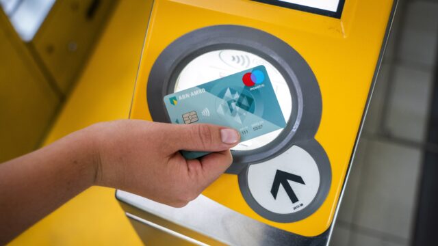 Vanaf dinsdag met je pinpas inchecken bij de NS: 'Dit is revolutionair'