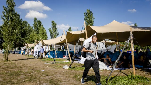 700 man sliep buiten in Ter Apel: 'Niet eerder gezien in de geschiedenis'