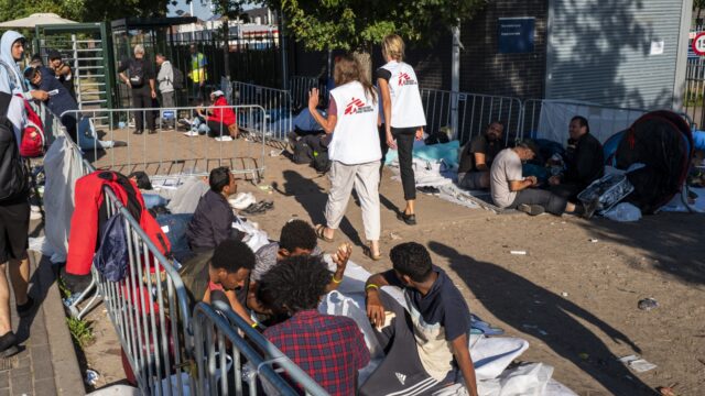 Team Artsen zonder Grenzen aanwezig bij aanmeldcentrum in Ter Apel