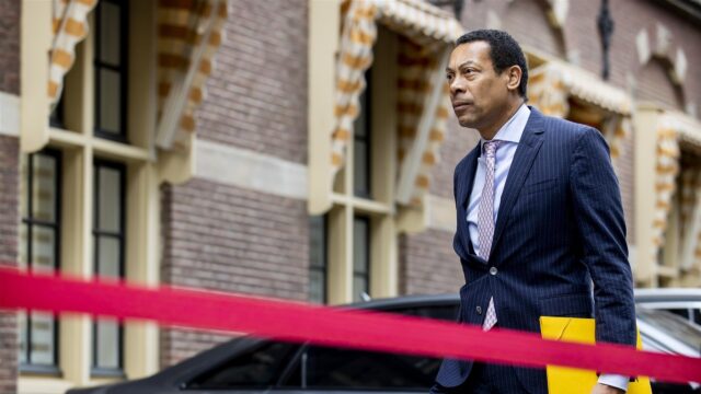 Minister Weerwind: 'Systeem kinderbescherming piept en kraakt'