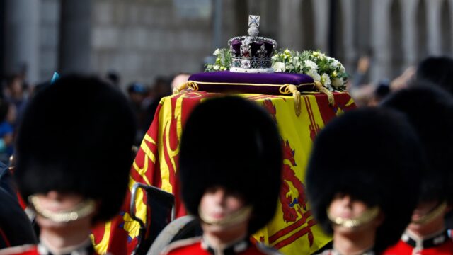 Alledaagse Vragen – Waar blijven alle condoleanceboekjes voor Elizabeth II?