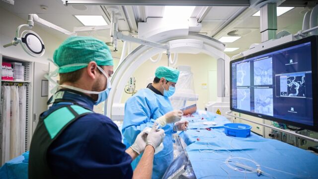 Er is veel zinloze zorg en een zorginfarct dreigt. Wat nu?